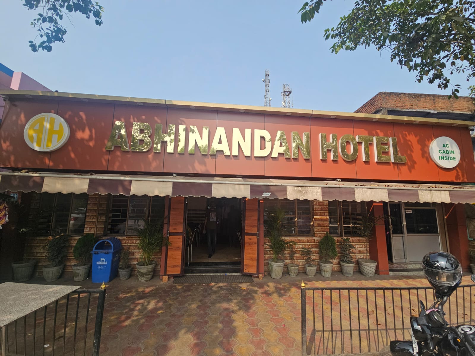 अभिनंदन रेस्टोरेंट: स्वाद, साफ-सफाई और शुद्धता का वादा, इस दिवाली अपने परिवार के साथ स्वादिष्ट खाने का आनंद लें