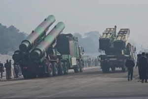 दिल्ली में गणतंत्र दिवस का जोश: आसमां में गरज और सड़कों पर सैन्य शक्ति