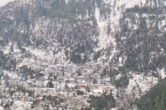 भारी बर्फबारी से थमी कश्मीर की रफ़्तार: हाईवे पर फंसे हजारों मुसाफिर, उड़ानें ठप