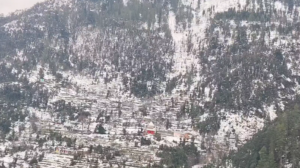 भारी बर्फबारी से थमी कश्मीर की रफ़्तार: हाईवे पर फंसे हजारों मुसाफिर, उड़ानें ठप