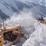 जोजिला दर्रा: बर्फ की सफेद चादर हटाकर रास्ता बनाने में जुटे BRO के जांबाज