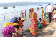 कड़ाके की ठंड पर भारी पड़ी आस्था: मकर संक्रांति पर धनबाद में दामोदर-बराकर घाटों पर लगाई डुबकी