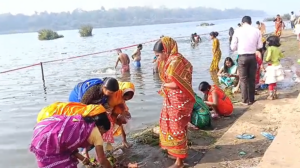 कड़ाके की ठंड पर भारी पड़ी आस्था: मकर संक्रांति पर धनबाद में दामोदर-बराकर घाटों पर लगाई डुबकी