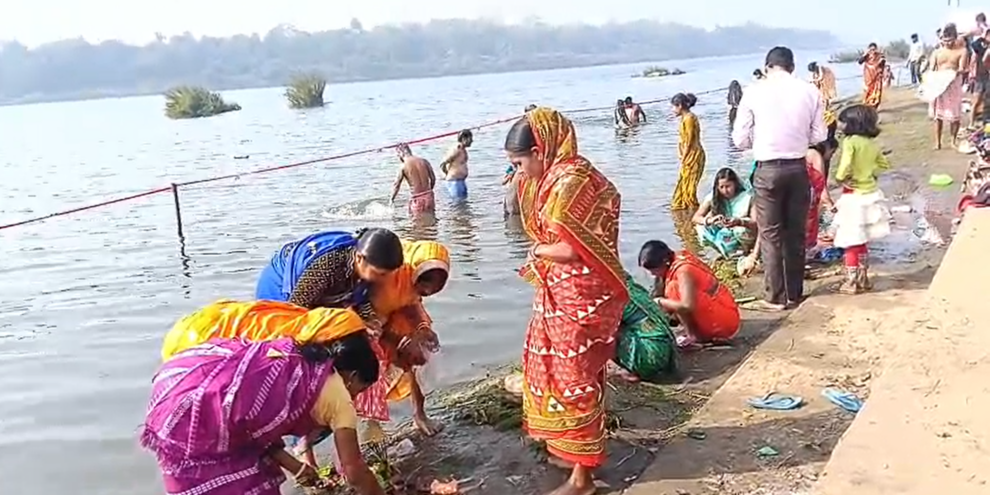 कड़ाके की ठंड पर भारी पड़ी आस्था: मकर संक्रांति पर धनबाद में दामोदर-बराकर घाटों पर लगाई डुबकी