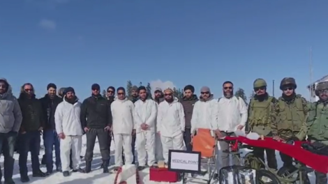 इस अभ्यास में स्थानीय पुलिस, आपदा प्रबंधन की टीमें और मौसम विभाग के जानकारों ने हिस्सा लिया। अभ्यास को बिल्कुल असली जैसा बनाने के लिए ऐसी स्थिति रची गई, मानो कुछ पर्यटक बर्फ के नीचे दब गए हों या रास्ते पूरी तरह बंद हो चुके हों।