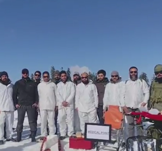 इस अभ्यास में स्थानीय पुलिस, आपदा प्रबंधन की टीमें और मौसम विभाग के जानकारों ने हिस्सा लिया। अभ्यास को बिल्कुल असली जैसा बनाने के लिए ऐसी स्थिति रची गई, मानो कुछ पर्यटक बर्फ के नीचे दब गए हों या रास्ते पूरी तरह बंद हो चुके हों।