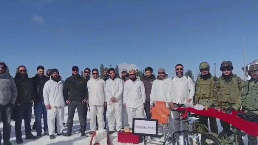 इस अभ्यास में स्थानीय पुलिस, आपदा प्रबंधन की टीमें और मौसम विभाग के जानकारों ने हिस्सा लिया। अभ्यास को बिल्कुल असली जैसा बनाने के लिए ऐसी स्थिति रची गई, मानो कुछ पर्यटक बर्फ के नीचे दब गए हों या रास्ते पूरी तरह बंद हो चुके हों।