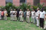 दिल्ली में पुलिस की महा-रेड: 3211 ठिकानों पर छापेमारी, ड्रग्स और हथियारों के साथ 267 तस्कर गिरफ्तार।
