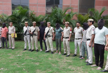 दिल्ली में पुलिस की महा-रेड: 3211 ठिकानों पर छापेमारी, ड्रग्स और हथियारों के साथ 267 तस्कर गिरफ्तार।