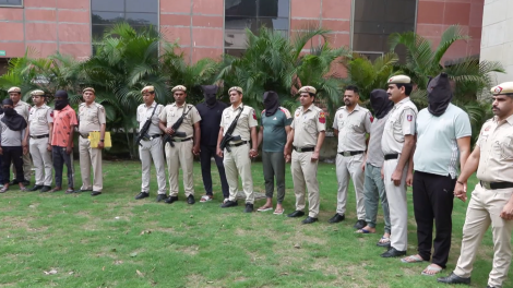 दिल्ली में पुलिस की महा-रेड: 3211 ठिकानों पर छापेमारी, ड्रग्स और हथियारों के साथ 267 तस्कर गिरफ्तार।