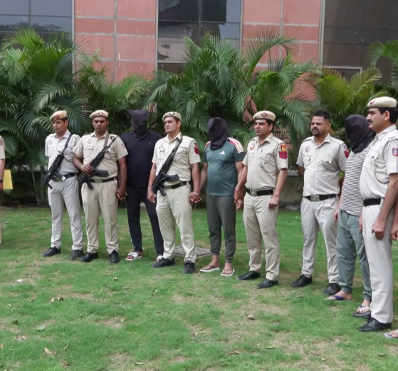 दिल्ली में पुलिस की महा-रेड: 3211 ठिकानों पर छापेमारी, ड्रग्स और हथियारों के साथ 267 तस्कर गिरफ्तार।