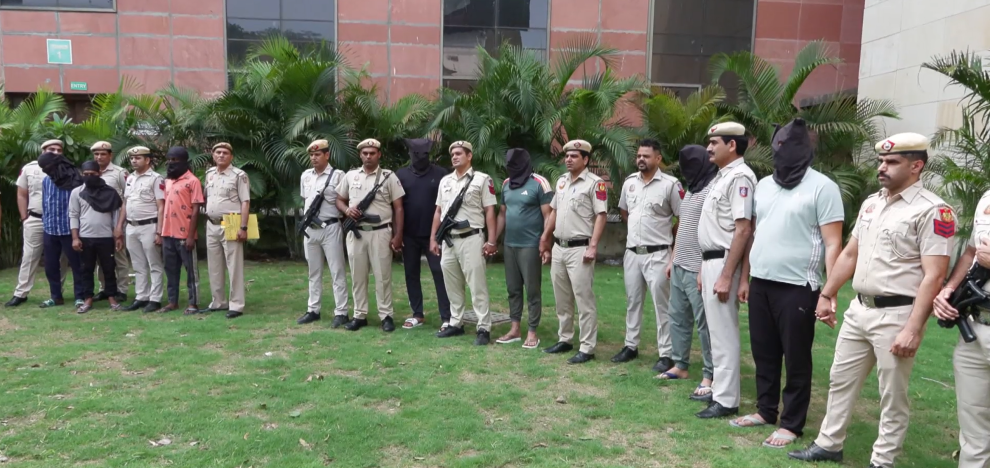 दिल्ली में पुलिस की महा-रेड: 3211 ठिकानों पर छापेमारी, ड्रग्स और हथियारों के साथ 267 तस्कर गिरफ्तार।