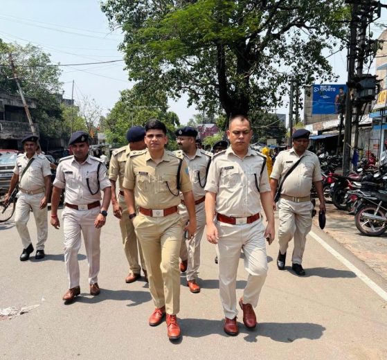रामगढ़ की सड़कों पर अब 'प्रहरी' का पहरा: अपराधियों में खौफ और जनता में विश्वास जगाने उतरे एसपी मुकेश लुनायत