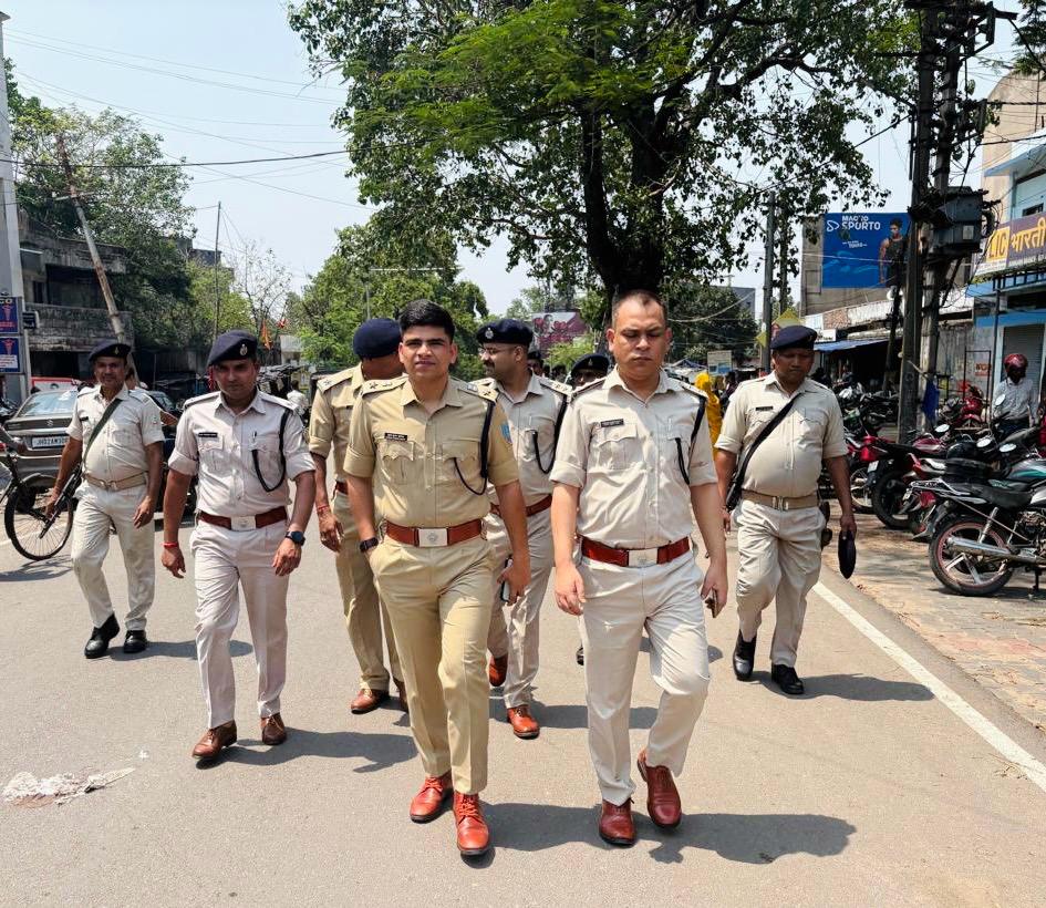 रामगढ़ की सड़कों पर अब 'प्रहरी' का पहरा: अपराधियों में खौफ और जनता में विश्वास जगाने उतरे एसपी मुकेश लुनायत